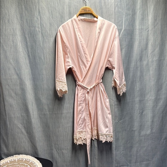 Elegant Pink Lace Trim Robe size medium- large - Picture 1 of 10